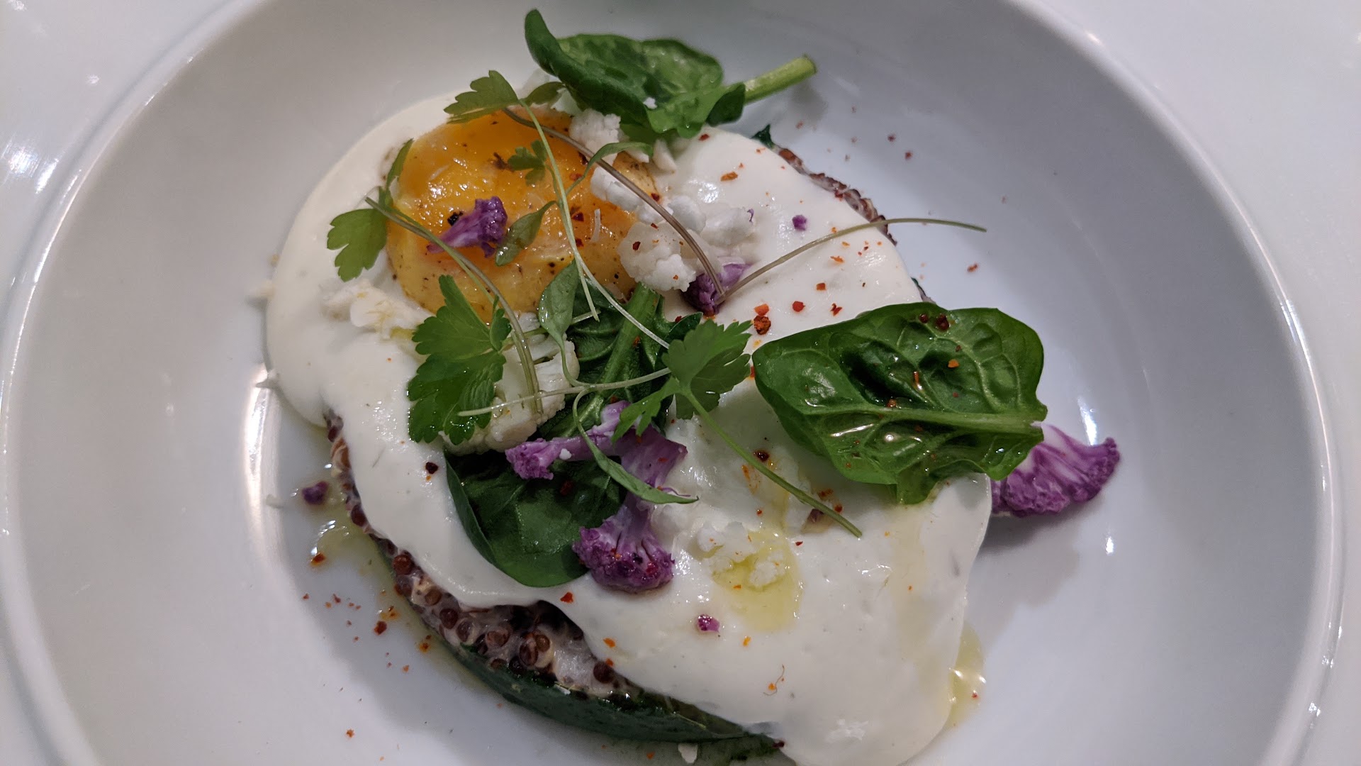 Une assiette de poisson, légumes et herbes fraîches