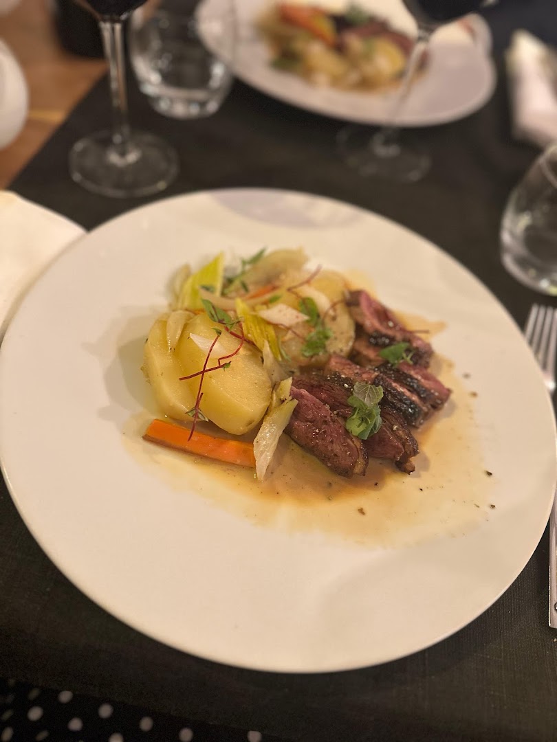 Une assiette de viande, pommes de terre et légumes